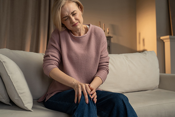 Женщина не может встать из-за боли в ногах