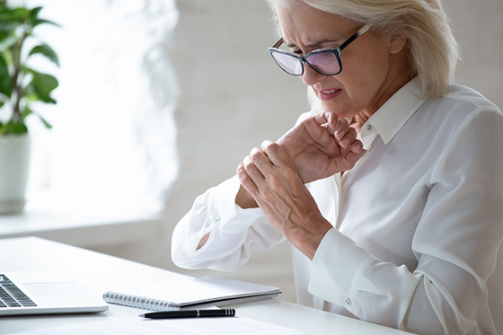 Женщина не может встать из-за боли в суставах